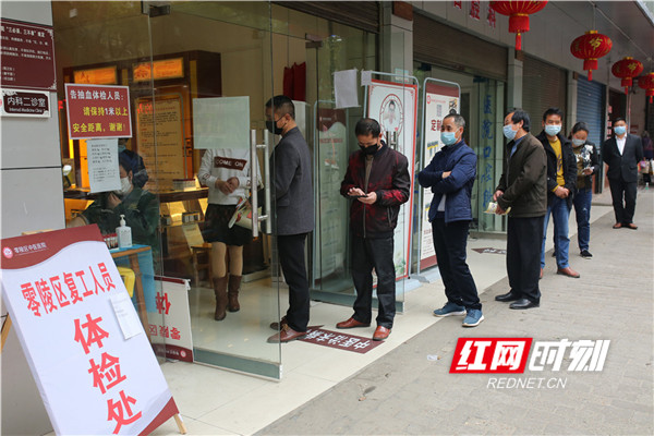 2月26日，在永州市零陵区，复工人员在零陵区中医医院门口排队等候新冠肺炎IGM抗体检测，保证安全上班上岗。（潘爱民）