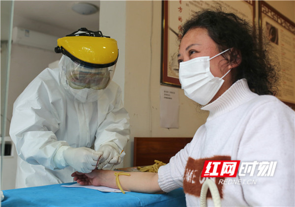医护人员为复工人员做新冠肺炎IGM抗体检测。（潘爱民）