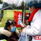 武陵源区：86名农民工乘免费“直通车”返岗复工