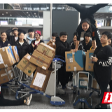 德国华侨筹集一批医用防护服 湖南杂技团队顺利带回国
