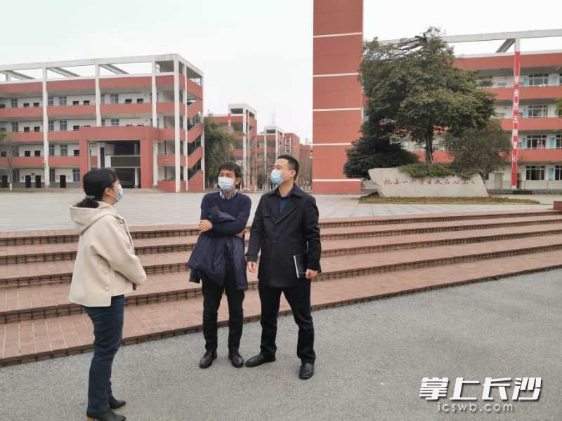 开福区教育局副局长王平（右一）带队来到开福区青竹湖湘一外国语学校督查疫情防控情况。