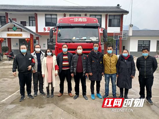 驻村第一支部书记与各村捐助代表合影_水印.jpg