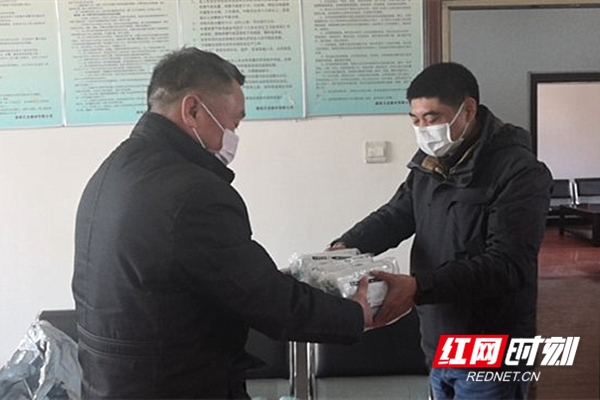 2月23日，在得知企业口罩仅剩200余个，难以维持生产的情况后，长沙市科技成果转化服务中心紧急筹措口罩500个，送到企业手上，为企业复工复产解了燃眉之急。_副本.jpg