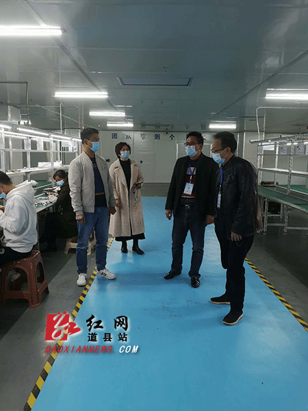 驻企防疫干部在企业了解复工复产相关情况.gif