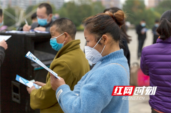 外出务工的贫困户正在阅读企业招工信息。（唐明登）