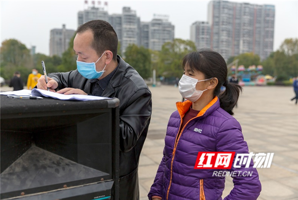 一名外出务工的贫困户正在登记身份信息。（唐明登）