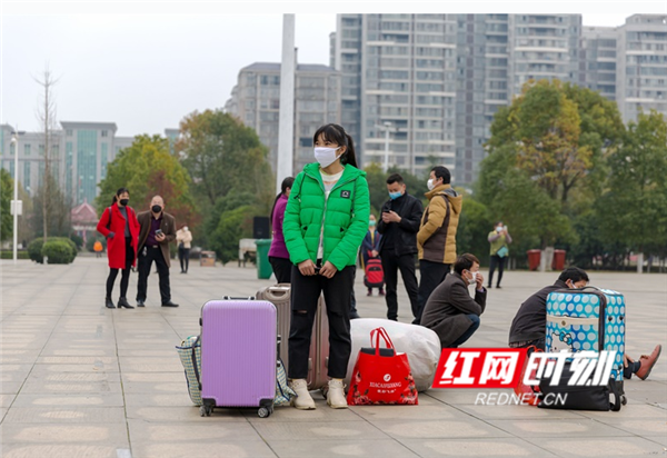 一名外出务工的贫困户正在登记身份信息。（唐明登）