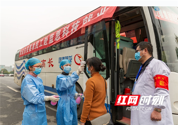 医护人员对外出务工的贫困户进行消毒和体温检测。（唐明登）