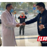 张家界：永定区大庸桥街道慰问抗疫一线医护人员