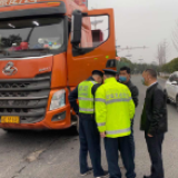高速公路永州管理处：路警联合出击 整治超限运输河沙车辆