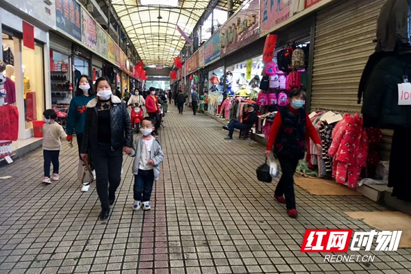 岳阳县城中心市场一致富街门店渐次复业，前段冷清场面不再。