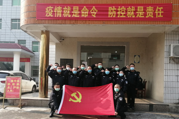 巡特警大队支部全体党员与党旗合影.jpg