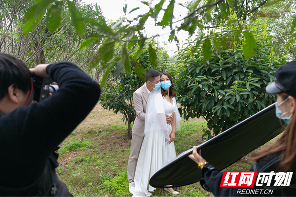 装修婚房、购置家具……眼看婚期将至，新冠肺炎疫情却突如其来，两人毅然决定延期举办婚礼。