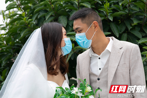 再过两天，余亚波和黄洁都将走上各自工作岗位，他们商量，在疫情还未远去的特殊时期，戴上口罩，拍一套婚纱照，纪念自己的爱情历程。