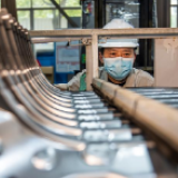 晓光模具复工现场 工人与机械无间合作