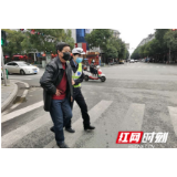 暖心，男子胃痛，幸得芷江交警暖心救助