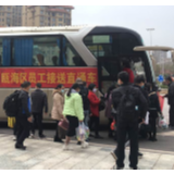 【防疫复工两手抓】暖！专车送农民工返企，助力复工复产
