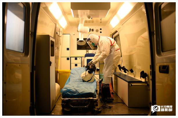 凌晨，病患转运任务前，长沙人防医疗专业队员进行物品消毒。