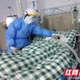 永州·驰援湖北丨张瑛的抗疫日记④：握住老奶奶的手 哄她入睡