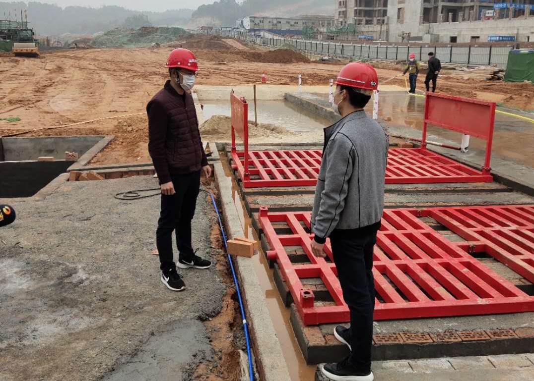 驻企联络员黄茂龙（右）正在雄新建筑马湾路工地检查。长沙晚报全媒体记者 陈焕明 摄
