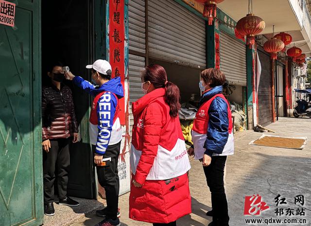 衡阳 伍俊臣每天风雨无阻，跟着社区干部走街串户，测量体温、核查登记。.jpg