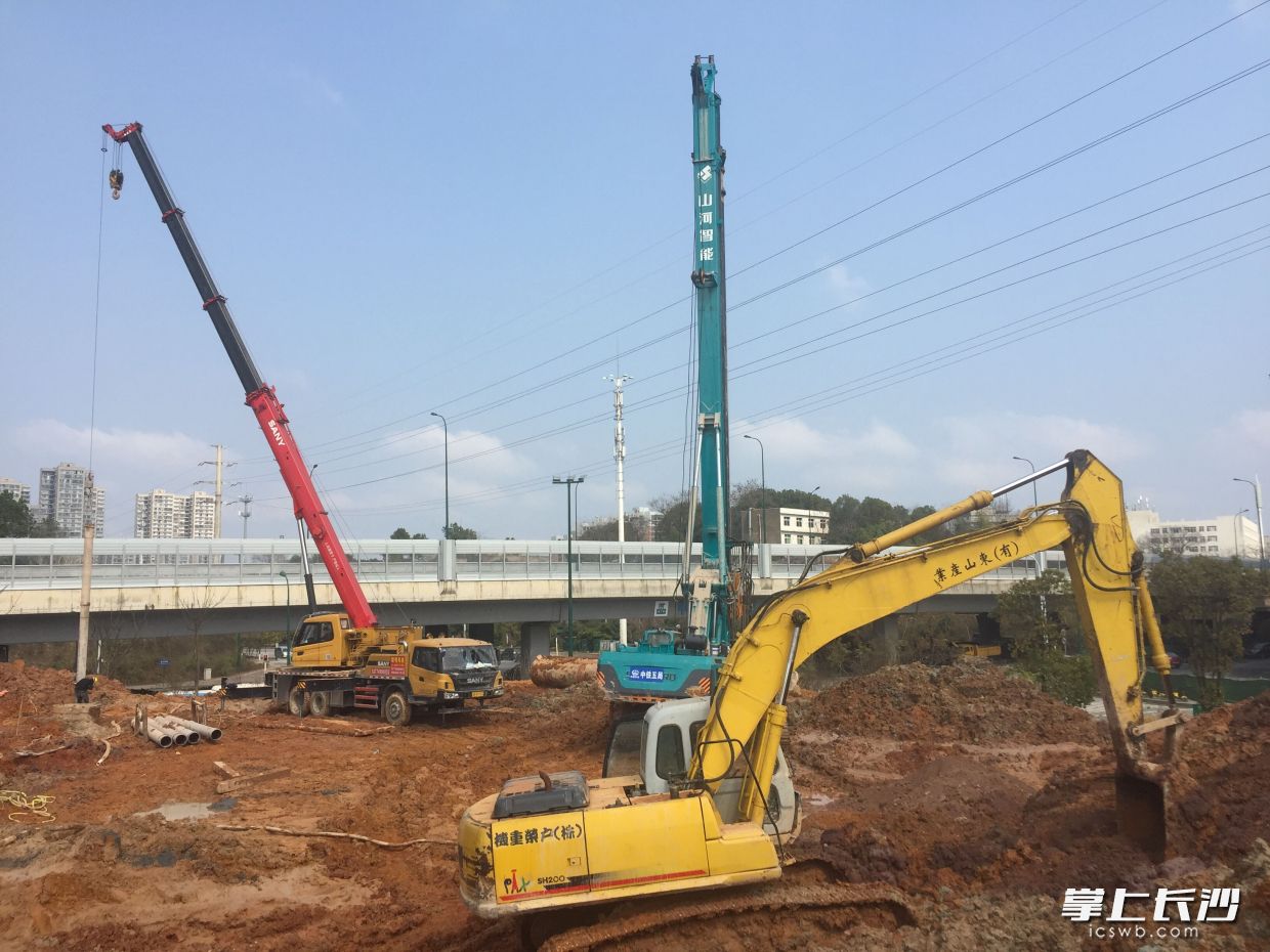 万家丽路快速化改造北延线工程（含电力隧道）是疫情防控以来长沙县第一个复工的重点项目。长沙晚报全媒体记者 朱炎皇 摄