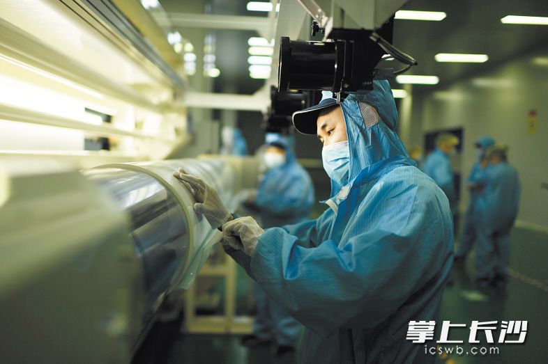 　　昨天上午，湖南中锂新材料科技有限公司的生产车间内一派繁忙景象。长沙晚报全媒体记者 黄启晴 摄