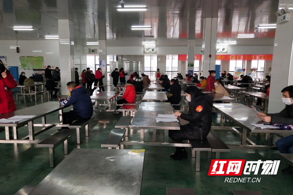 应聘人员正在填写入职信息表.jpg