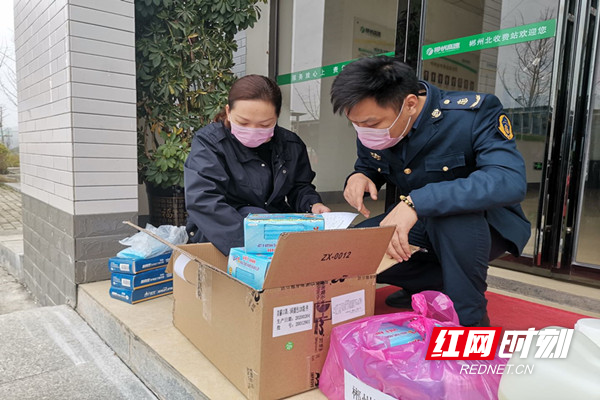 下基层派送物资_副本.jpg