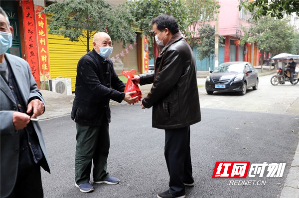 武冈市纪委监委:筑牢退休干部抗“疫”防线_副本.jpg 武冈市纪委监委:筑牢退休干部抗“疫”防线_副本.jpg