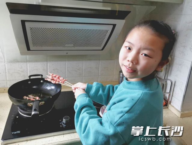 刚上完美食直播课，天心区学生便迫不及待地做起了美食。