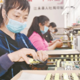 两场战役一起打 如期脱贫不动摇