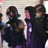 香港数百暴徒在旺角堵路、纵火 警方拘捕115人
