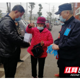 防疫一线 社区联络组护送迷路老人安全回家