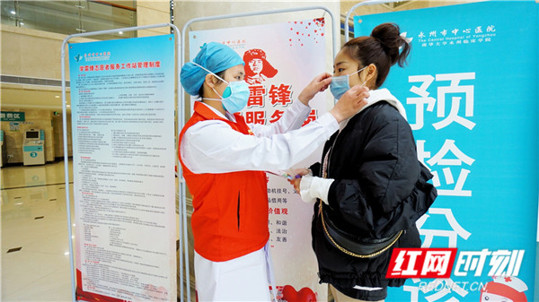 《志愿者在行动》1月27日，永州市中心医院（零陵院区）志愿者为市民普及新型冠状病毒感染的肺炎预防知识。（徐衍 摄）