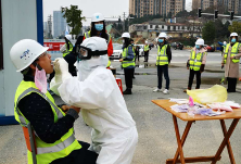 中建二局一项目工地为工人进行核酸检测 确保安全复工