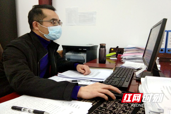1常德西湖卫健局长曾松山紧张忙碌伏案疫情防控。.jpg