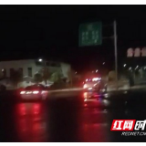 疫情无情人间有爱 吉首交警雨夜救助受困武汉市民获赞