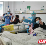 视频丨接过鲜花，病房里春暖花开：“感谢你们湖南医疗队”