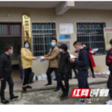 新邵县坪上镇中学：按下入校“暂停键”610名学生家门口领教科书