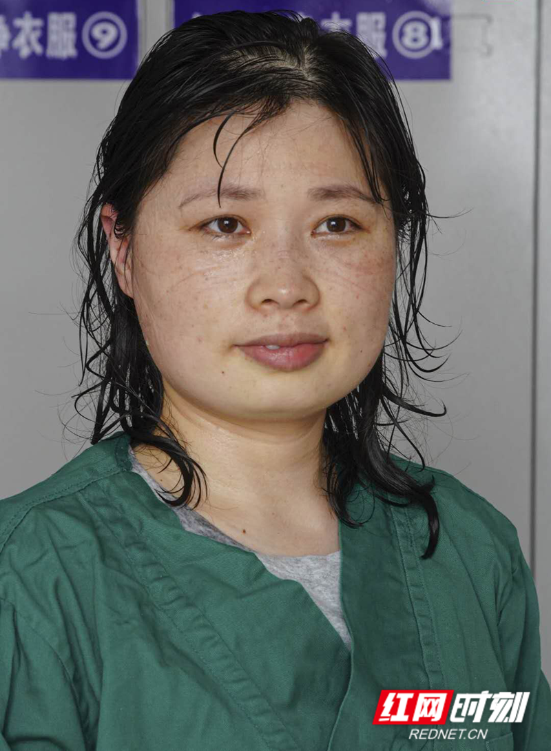 工作了4个小时的李建取下护目镜、头罩、面罩后，露出明显的压痕。