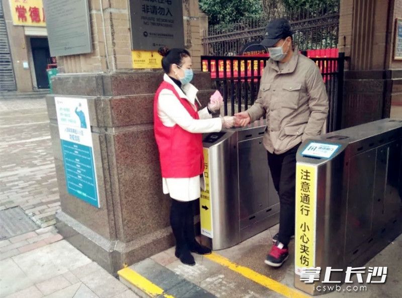 麓山兰亭实验小学党支部书记熊菊英在中海社区参加志愿服务。