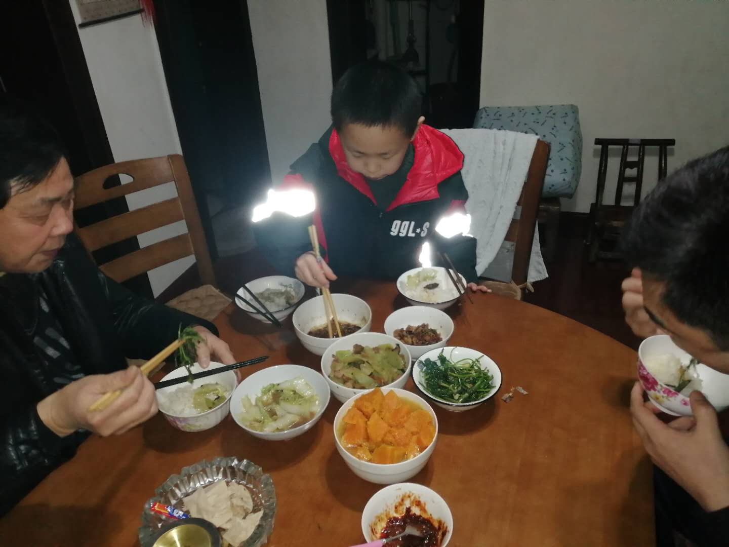 潘登高丰接受公筷的就餐方式.jpg 潘登高丰接受公筷的就餐方式.jpg