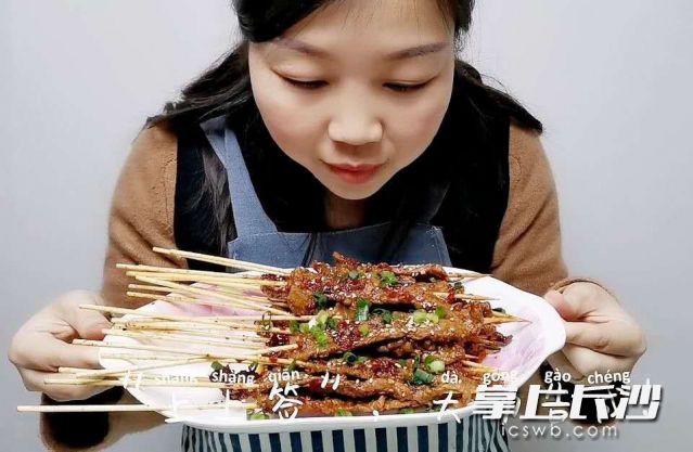 天心教师在线上美食直播课，吸引孩子和家长们们围观。均为通讯员 供图