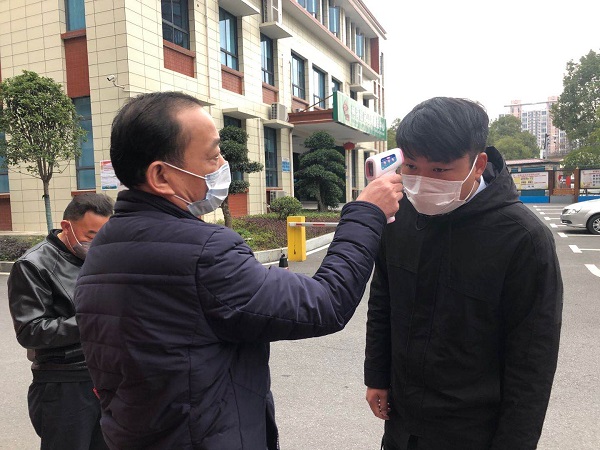 区发改局干部雷建明参与服务新塘小区防疫.jpg