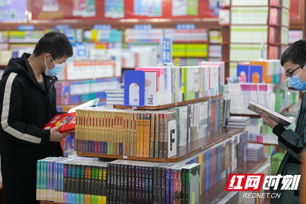 3月2日，在汨罗市阳光书店，孩子们正在挑选课外书籍。