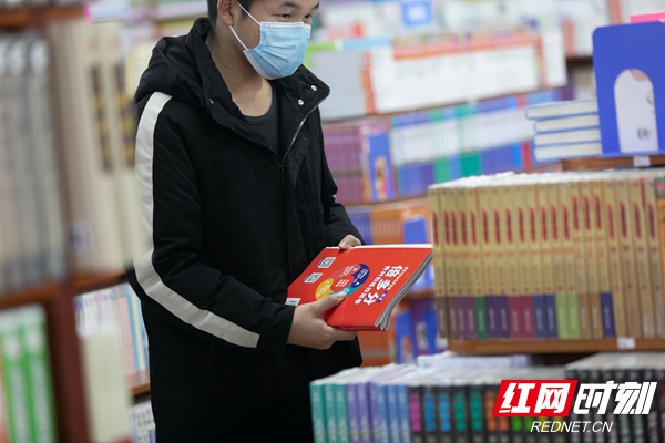 近日，当地多家书店在防疫物资准备充分、备案后复工营业，市民和孩子们走进书店，阅读、选购书籍，充实文化生活。