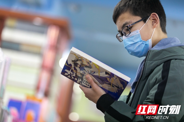 学生挑选书籍。