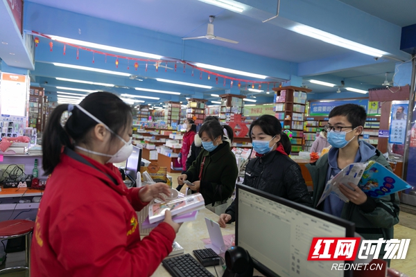市民有序排队购买。