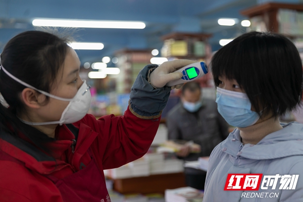 进店前自觉接受体温监测。